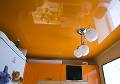 Цветные натяжные потолки: выбор цвета для каждой комнаты