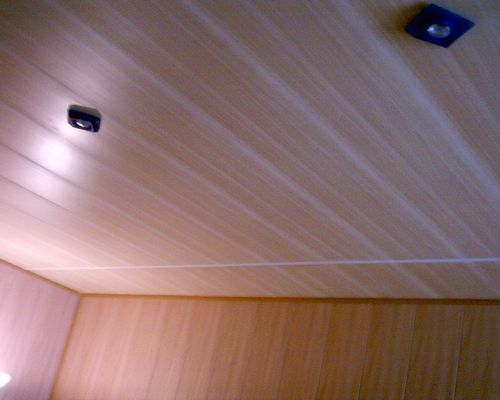 Фото потолков из панелей МДФ: своими руками видео, монтаж и отделка, как крепить плиты деревянные, стены в доме