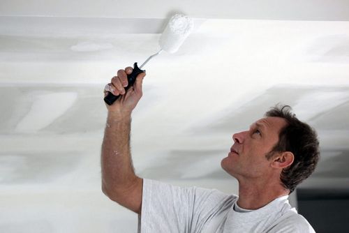 Как красить потолок валиком правильно, без разводов
