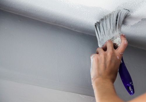 Как красить потолок валиком правильно, без разводов