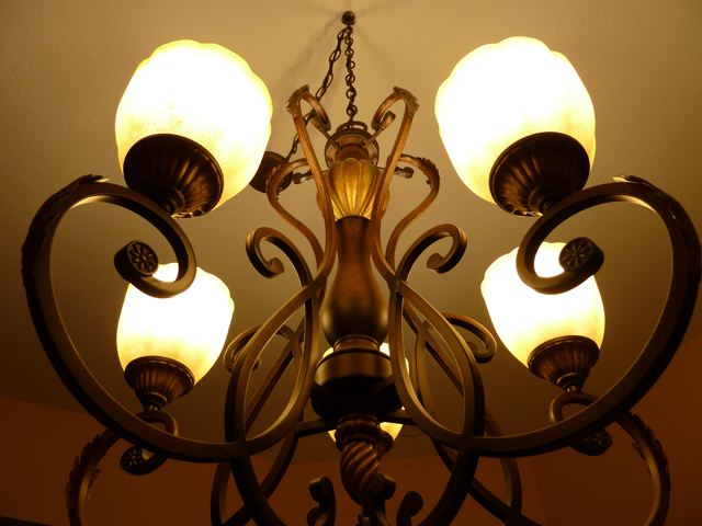 Как повесить светильник на потолок: рекомендации по монтажу
