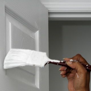 Как правильно покрасить окна и чем можно покрасить двери, фото и видео покраски
