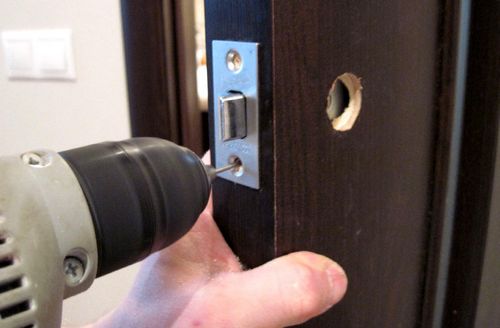 Как разобрать дверную ручку межкомнатной двери: снять встроенную защелку, круглый замок, видео и замена