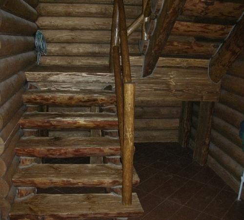 Лестницы из бревен: своими руками фото, дома второй этаж, оцилиндрованные бревенчатые полу бревна, видео