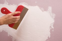 Покрасить стены или поклеить обои: плюсы и минусы