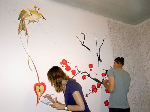 Роспись стен в гостиной: техника нанесения