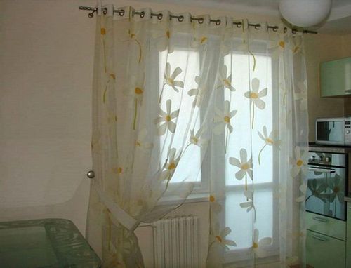 Шторы на балконное окно с дверью: фото штор для двери, рулонные и римские занавески, оформление, видео