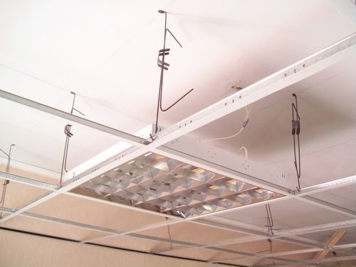 Стеклянные подвесные потолки: виды, характеристика, монтаж