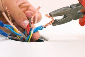 Текущий и капитальный ремонт электропроводки и ей оборудования в доме
