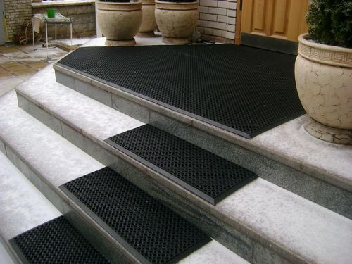 Уличные ступени для лестниц: покрытие резиновое, пластиковое и деревянное, коврики эко на две ступени