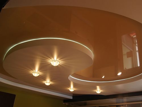 Дизайн двухуровневых потолков при объединении интерьера кухни и гостиной