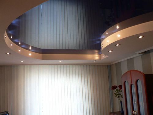 Дизайн потолка в зале: фото двухуровневого и двойного, интерьер гостиной с двухъярусными