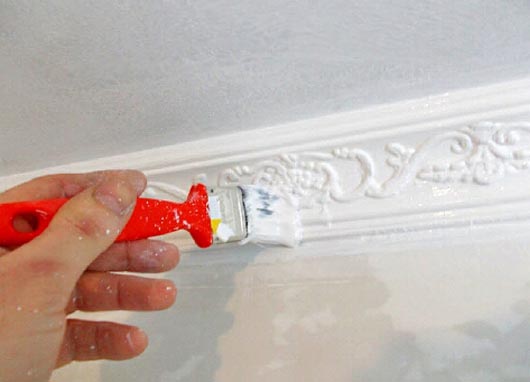 Как клеить багеты на потолок: пошаговая инструкция монтажа
