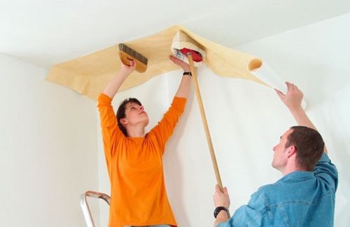 Как поклеить бумажные обои на потолок: правильно, самостоятельно, покрасить