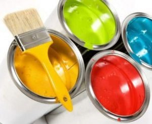 Как применяют акриловую краску для стен и потолков