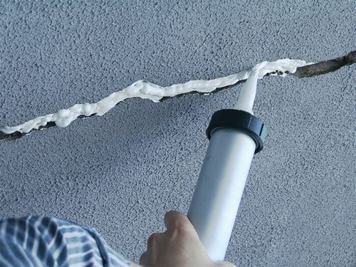 Как своими руками заделать трещины на потолке: технология устранения