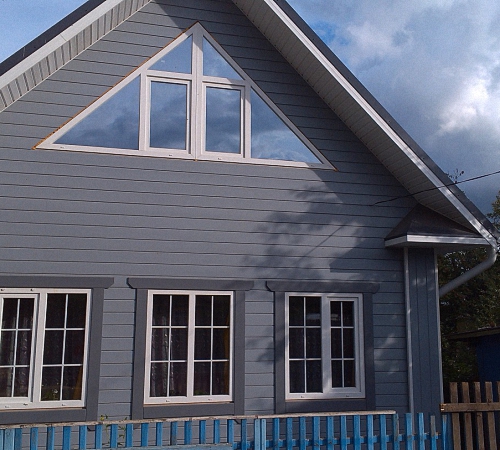 Как выбрать шторы нестандартное треугольные окно в загородном доме?