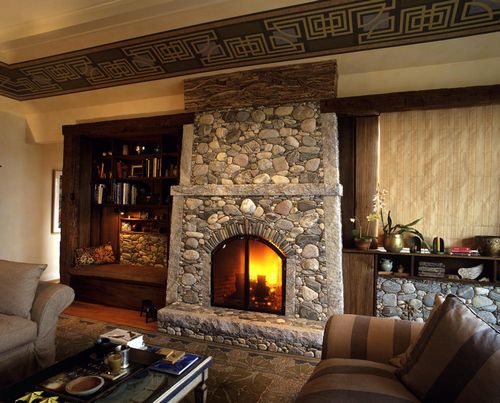 Čudesni kameni kamini: toplina i stil vašeg doma u tradicionalnom dizajnu
