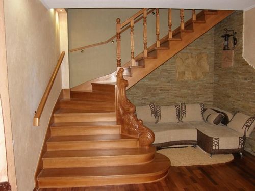 Монтаж деревянной лестницы: как закрепить на стене столб, установка и ремонт, второй этаж в доме, видео