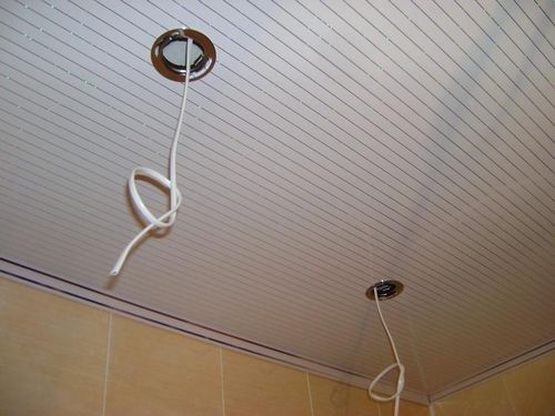 Монтаж панелей ПВХ на потолке: пластиковые, установка с видео своими руками, способы ремонта сэндвич потолка