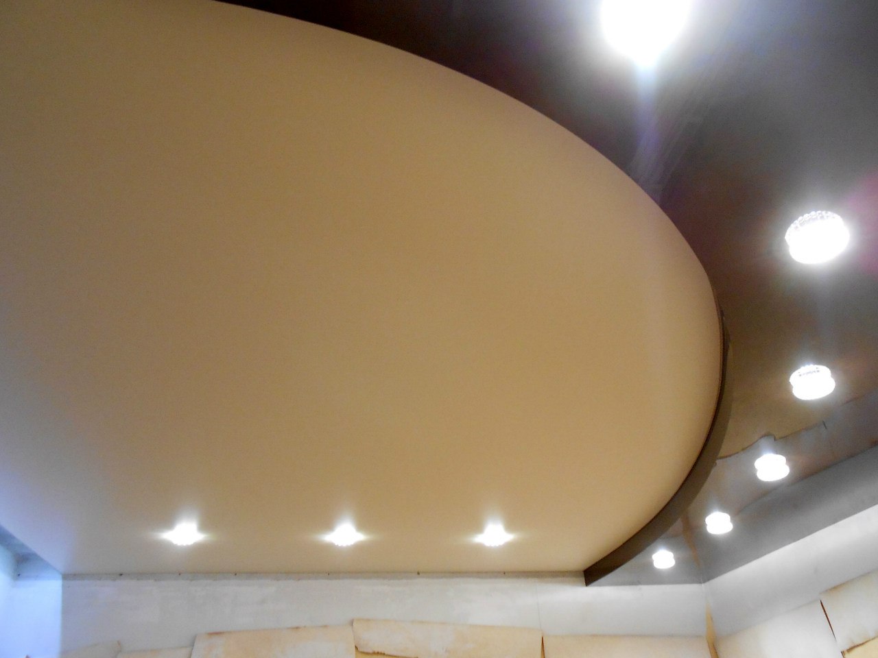 Натяжной потолок с подсветкой в интерьере