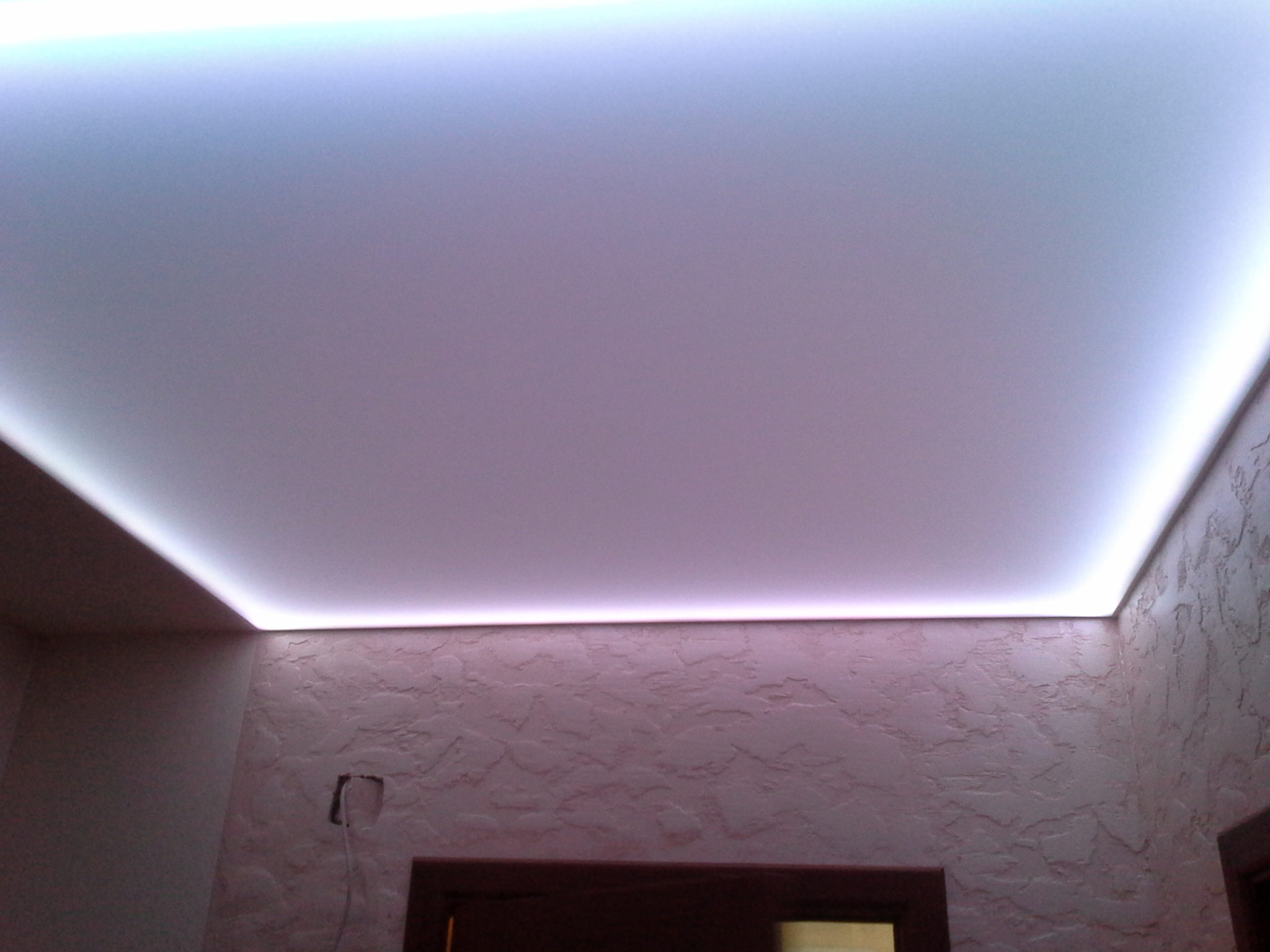 Натяжной потолок с подсветкой в интерьере