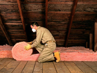 Нужно ли и как утеплить потолок в деревянном доме
