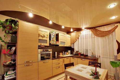 Освещение на кухне с натяжным потолком фото: потолочные светильники, люстры, гостиной, маленькой, варианты, видео