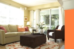 Персиковые обои в интерьере: рекомендации по выбору штор, мебели, ламината