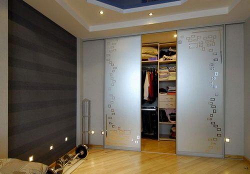 Раздвижные двери для гардеробной: фото зеркальных, Леруа Мерлен или Икеа, своими руками комната с купе