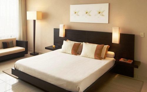 Спальня в коричневых тонах: стены и их фото, красный цвет обоев, темные оттенки, белый дизайн мебели, интерьер