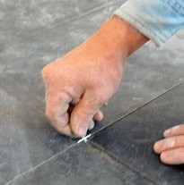 Укладка плитки на пол с использованием цементного раствора. Дешево.